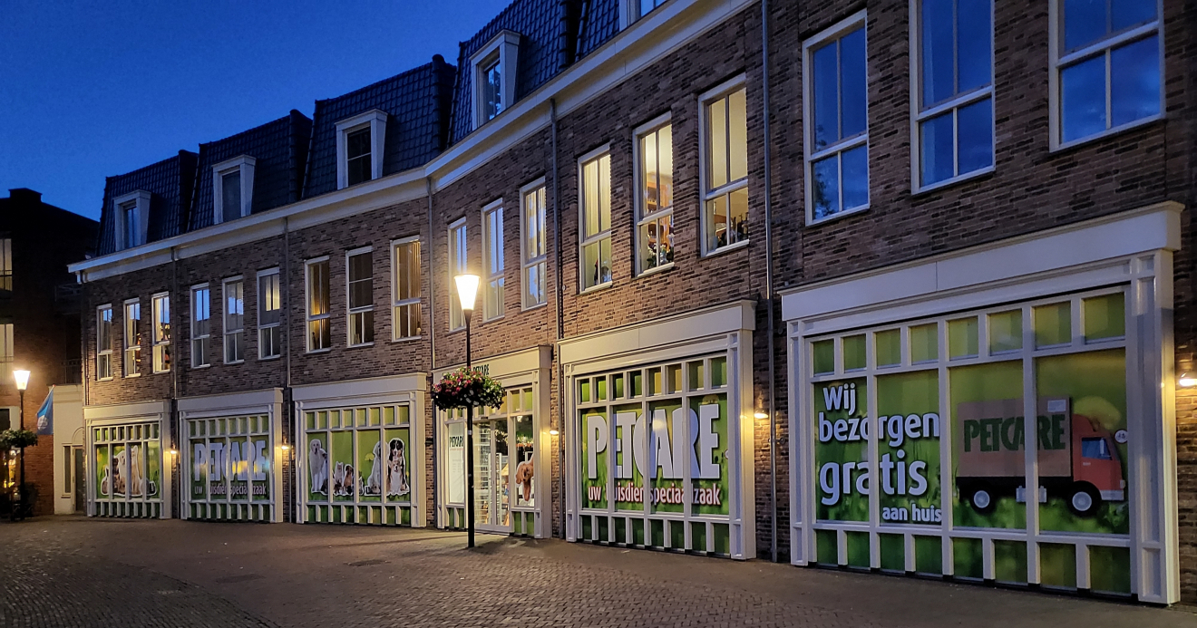 Dichtgeplakte gevel Berkel Centrum wordt aangepast