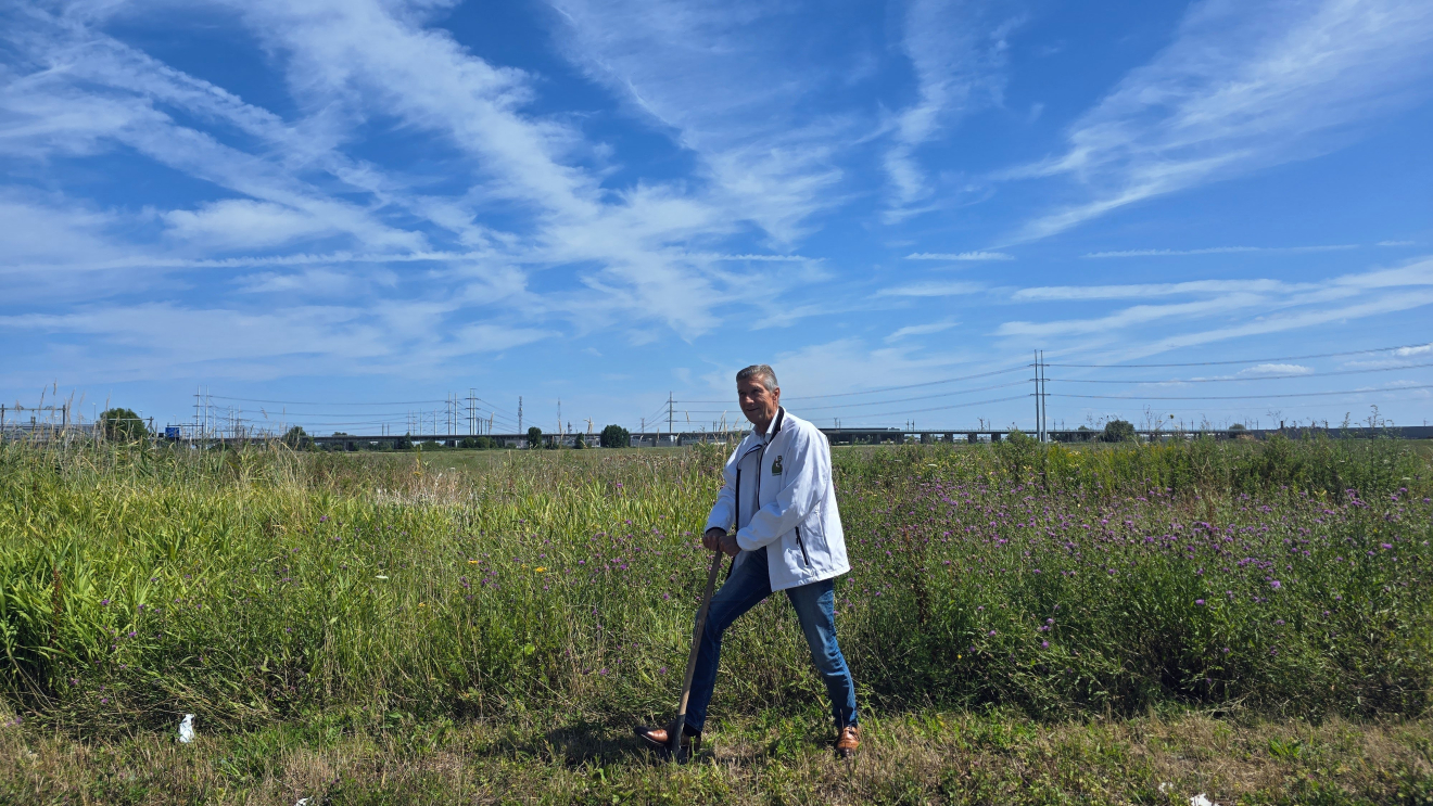 Simon steekt symbolisch de spade in de grond bij Bleizo