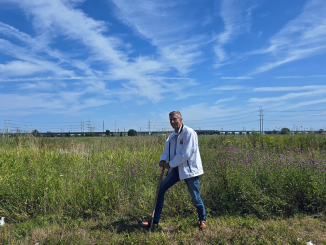 Simon steekt symbolisch de spade in de grond bij Bleizo